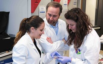 Il professor Luca Tiberi insieme a Gloria Leva e Lucia Santomaso