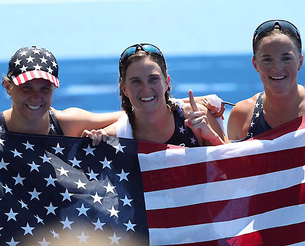 Allysa Seely (al centro)