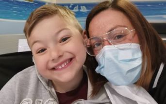 Il piccolo Andrea insieme alla madre