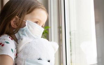 Bambina con mascherina protettiva