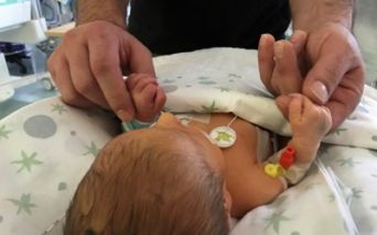 La piccola Chloe con il suo papà