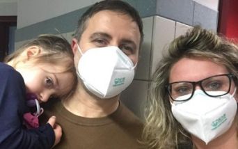 La piccola Elettra insieme ai genitori