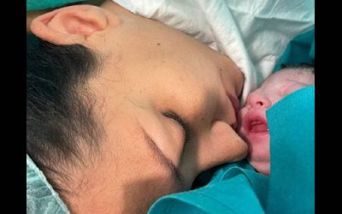 La piccola Eva appena nata insieme alla mamma