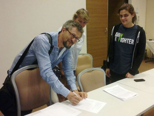 Andrea Rasola (LINFA Onlus) all'atto della firma dello statuto di NF Patients United