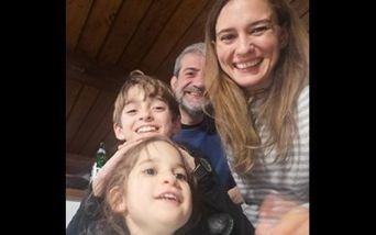 La piccola Carlotta insieme ai genitori