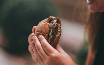 Divieto di pranzo al sacco in spiaggia e rischi per le dietoterapie