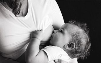 Sì alla terza e quarta dose per le gestanti e durante l’allattamento al seno per proteggere madre e bambino